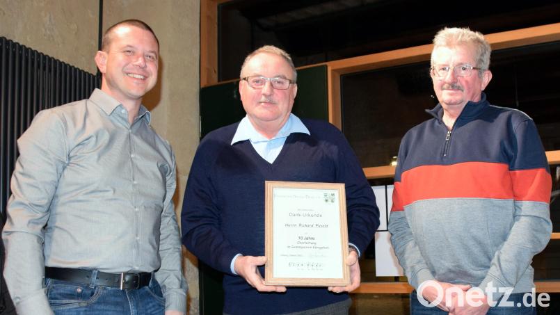 Bürgermeister Jörk Kaduk (links) und Vorsitzender Helmut Knahn (rechts) ehrten Chorleiter Richard Pesold (Mitte) für seinen jahrelangen ehrenamtlichen Einsatz. Bild: wku