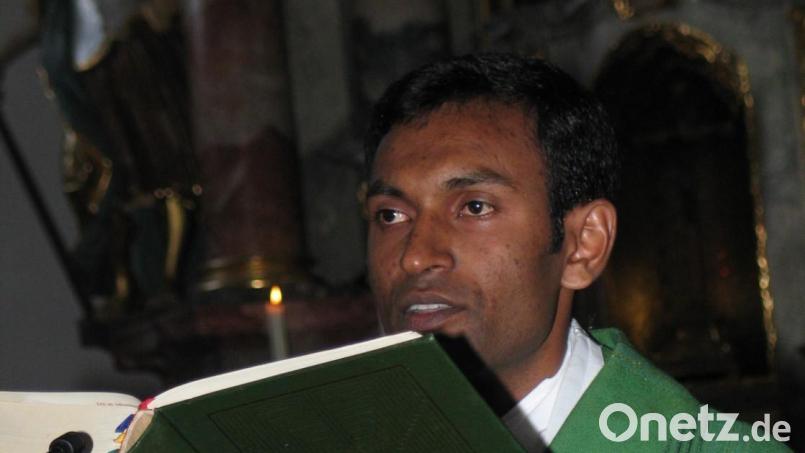 Pfarrer Jaison Thomas bekommt vom Bistum Regensburg eine neue Aufgabe. Die Gemeinde Pirk kann er somit nicht mehr weiterühren als Pfarrer. Archivbild: bkr