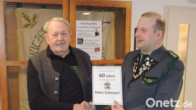 Schützenmeister Florian Trassl (rechts) ehrte Hans Schreyer für 60 Jahre Treue. Bild: rpp