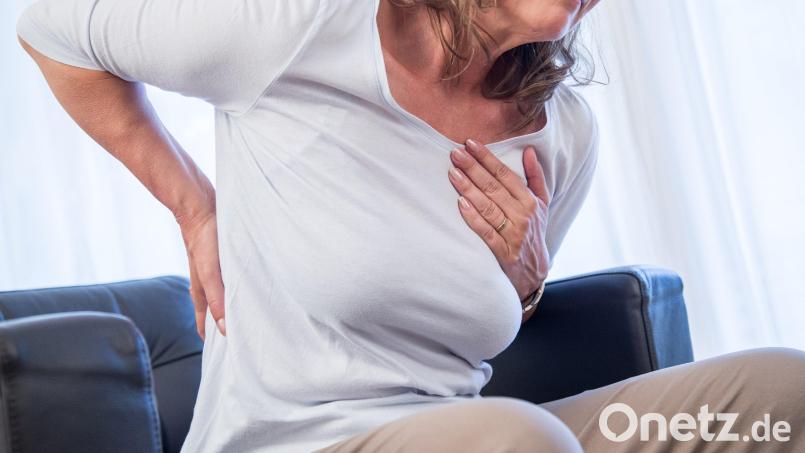 Auch Rückenschmerzen können ein Anzeichen für einen Herzinfarkt sein – vor allem bei Frauen. Symbolbild: Christin Klose/dpa