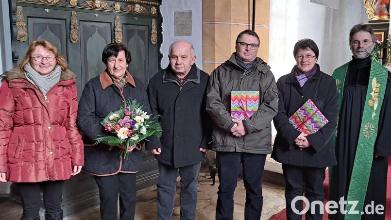 Pfarrer Andreas Ruhs und Vertrauensfrau Doris Borchardt (links) danken Emmi und Otto Janner sowie Helmut Hackbarth und Christine Poß. Bild: sei