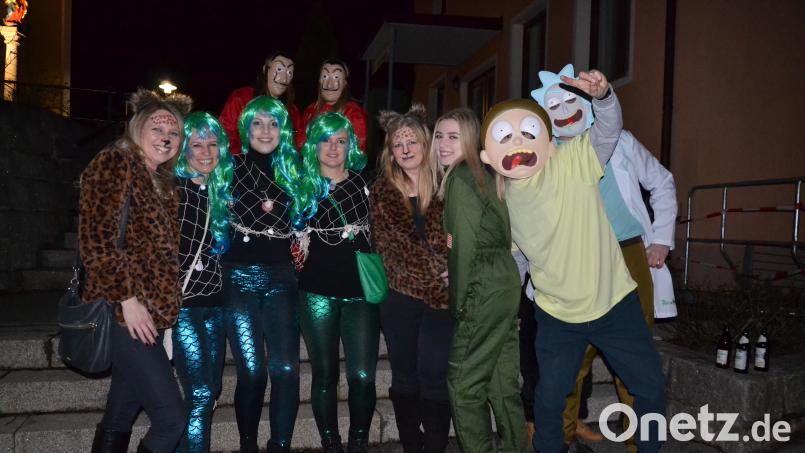 Solche Maschkerer und Kostümierte waren vor der Pandemie 2020 beim „Naschn Pfinsta“ in Moosbach zu sehen. Archivbild: gi