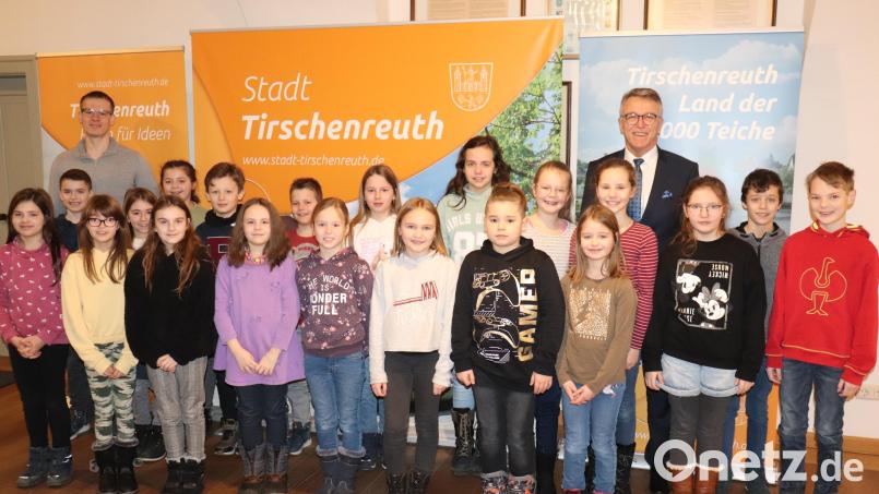 Die Schülerinnen und Schüler der Klasse 4b statteten mit Klassenlehrer Konrad Böhm (hinten, links) Bürgermeister Franz Stahl (hinten, rechts) im Tirschenreuther Rathaus einen Besuch ab. Bild: Stadt Tirschenreuth/exb