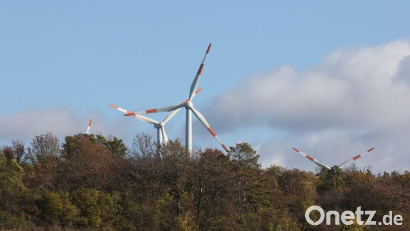 Diese Windräder stehen in einem Wald bei Thüringen. Die Windenergie-Potenzialflächen sind auf dem Gebiet der Stadt Amberg rar. Bild: Bodo Schackow/dpa