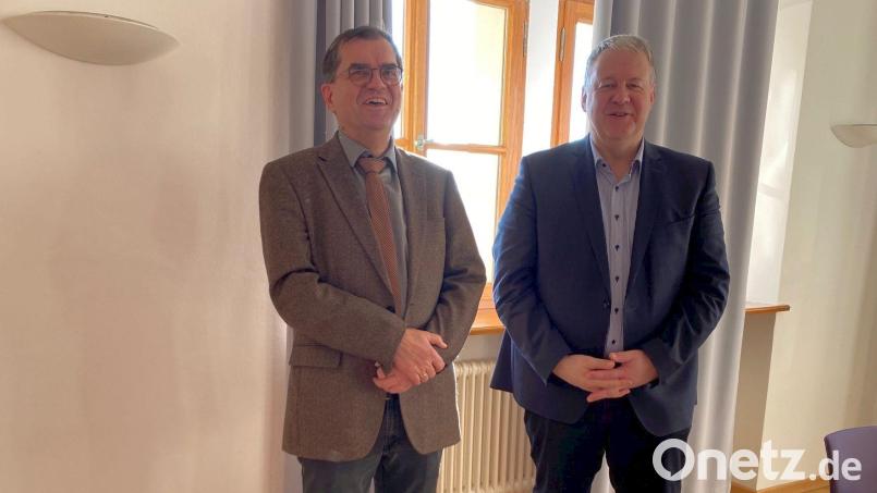 Antrittsbesuch mit viel guter Laune. Der neue Präsent des Amberger Landgerichts, Stefan Täschner, freut sich mit Landrat Richard Reisinger auf eine vertrauensvolle Zusammenarbeit (von links). Bild: Martina Beierl/exb