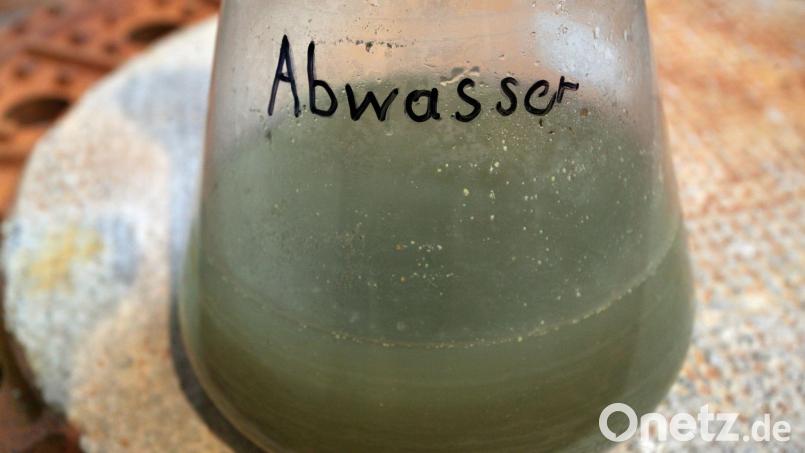 Eine Abwasser-Probe ist zu sehen. Bild: Stephanie Pilick/dpa/Archivbild