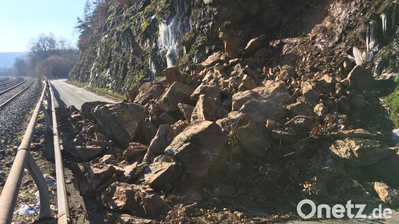 Aufräumarbeiten nach dem Felssturz auf die Straße Nabburg-Stulln beginnen in der kommenden Woche. Erste Sicherungsarbeiten am Hang sind ebenfalls geplant. Bild: ihl