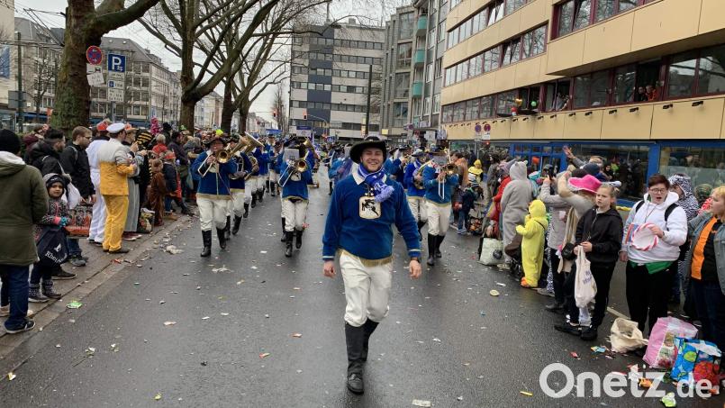 Es ist immer wieder ein besonderes Erlebnis in Düsseldorf. Hier ziehen die Hirschauer, angeführt von Dirigent Wolfgang Vögele, an zigtausenden Jecken musizierend und tanzend vorbei. Bild: u