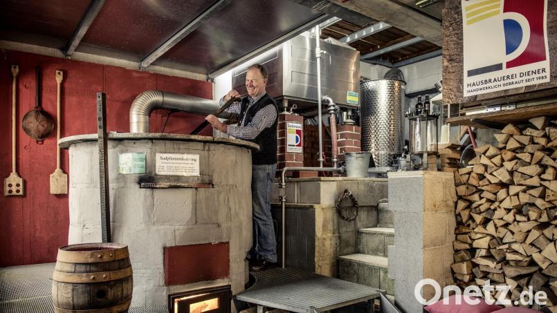 Arno Diener in seiner Sudhang-Brauerei. Auch er wird den Preis für sein Bier in diesem Jahr erhöhen. Bild: Antonia und Alexander Feig