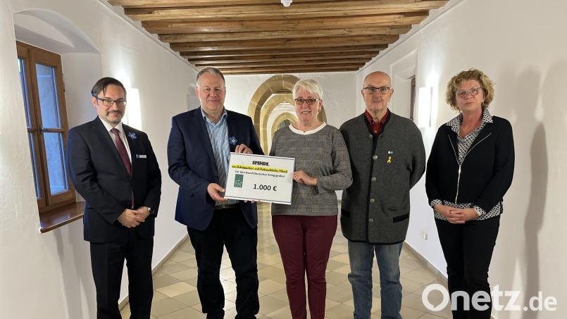 Scheckübergabe für den Volksbund Deutsche Kriegsgräberfürsorge im Landratsamt Amberg-Sulzbach (von links): Bezirksgeschäftsführer Dr. Dario Vidojković, Landrat und Vizepräsident des Volksbundes, Richard Reisinger, Veronika Pröls vom Schnäppchen- und Flohmarktladen Vilseck, Herbert Grollmisch und Gudrun Quarder. Bild: Christine Hollederer