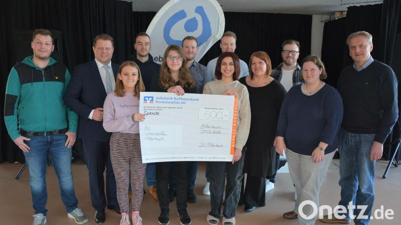 Die JU-Spitze um Vorsitzenden Christoph Hampel (Fünfter von rechts) übergab eine 600-Euro-Spende (Erlös der Christbaum-Abholaktion) an die Heilpädagogische Tagesstätte der Lebenshilfe. Bild: jr