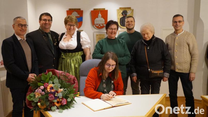 Landesjugendkönigin Maria Forster trägt sich in das Goldene Buch der Gemeinde ein. Über ihren tollen Erfolg freuen sich (von links) zweiter Bürgermeister Richard Brunner, Schützenmeister Michael Forster, Mutter Anita Forster, zweite Gaudamenleiterin Roswitha Lindl, stellvertretender Schützenmeister Florian Lehmann, Gaudamenleiterin Roswitha Fröhler und Gauschützenmeister Norbert Nietfeld. Bild: wel