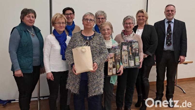 Der Frauenbund-Ortsverein Schnaittenbach ehrt (vorn, von links) Rita Degel, Theresia Strigl und Annegret Nagler. Das Vorstandsteam (hinten, von links) mit Ingrid Weigert, Anneliese Pilarski, Inge Daller und Maria Kraus sowie stellvertretende Diözesanvorsitzende Kerstin Aufschneider und Pfarrer Josef Irlbacher gratulierten. Bild: ads