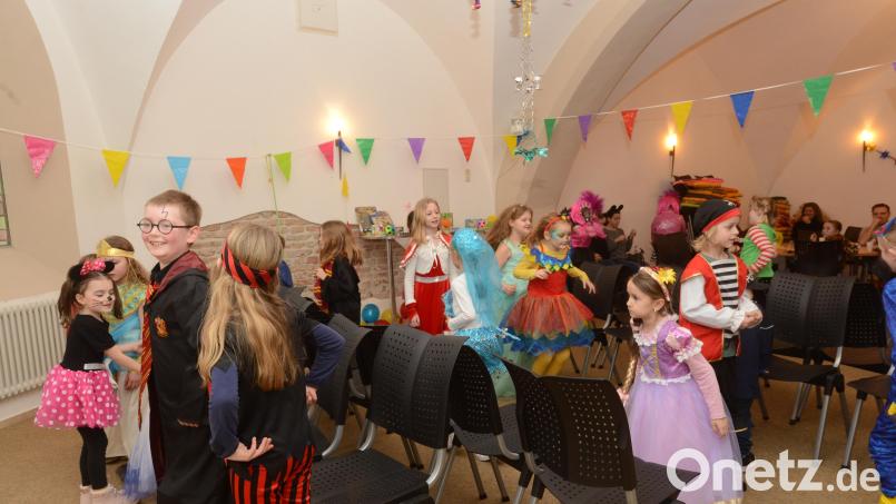 Die Unterkirche wird für die kleinen Pleysteiner am Wochenende zum Faschingsmekka. Bild: bey