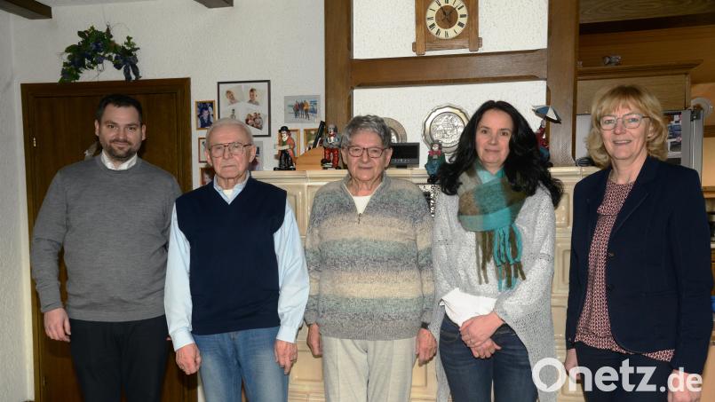 Josef Hilburger (Zweiter von links) feierte seinen 80. Geburtstag. Gemeinsam mit Ehefrau Lydia freute er sich über die Glückwünsche von Bürgermeister Sebastian Hartl (links), von Zweiter Bürgermeisterin Sigrid Ziegler und Sandra Winter vom Siedlerbund Luhe (von rechts). Bild: bey