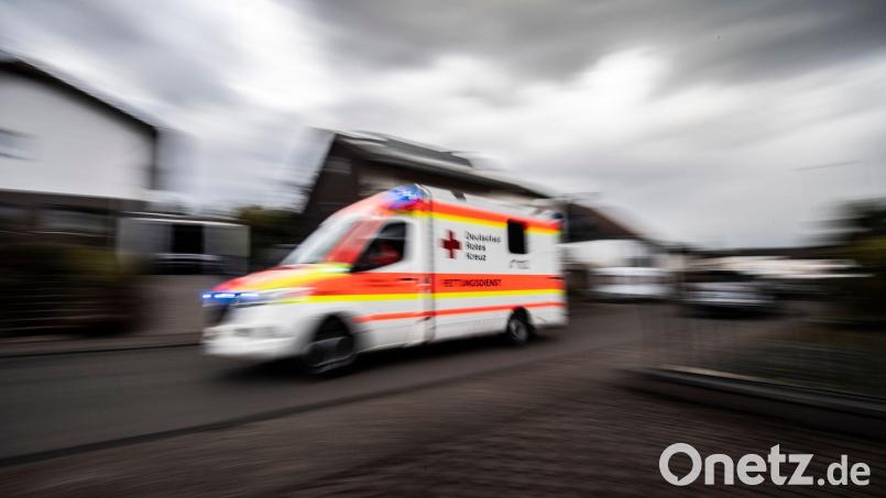 Ein Rettungswagen fährt über die Straße. Bild: Boris Roessler/dpa/Symbolbild
