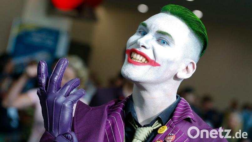 So ähnlich wie dieser Besucher einer "Comic Con" hatte sich wohl auch ein Faschingsfan in Schirmitz als "Joker" aus der Batman-Reihe verkleidet. Die Polizei sucht nach dem Unbekannten, der mit einem anderen Faschingsbesucher in Streit geraten war. Symbolbild: Nelvin C. Cepeda/dpa