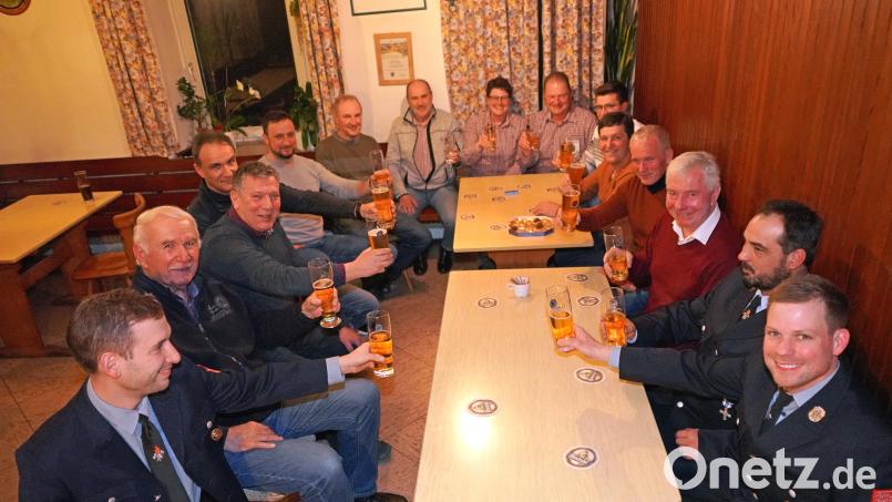 Reinhold Feiler (Dritter von rechts) stößt mit seinen Gästen am Stammtisch auf seinen Geburtstag an. Bild: fvo