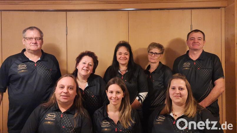 Mit neu verteilten Leitungsämtern geht der Hundefreundeverein in sein Jubiläumsjahr: (hinten von links) Vorsitzender Peter Jahn, frühere Schriftführerin Carola Jahn und ihre Nachfolgerin Monika Wörl, Schatzmeisterin Yvonne Noa-Raß, Vizevorsitzender Michael Raß, (vorne von links) Beisitzer Christian Schraml und Stefanie Kreis sowie Zweite Schatzmeisterin Ramona Bock. Bild: bjp