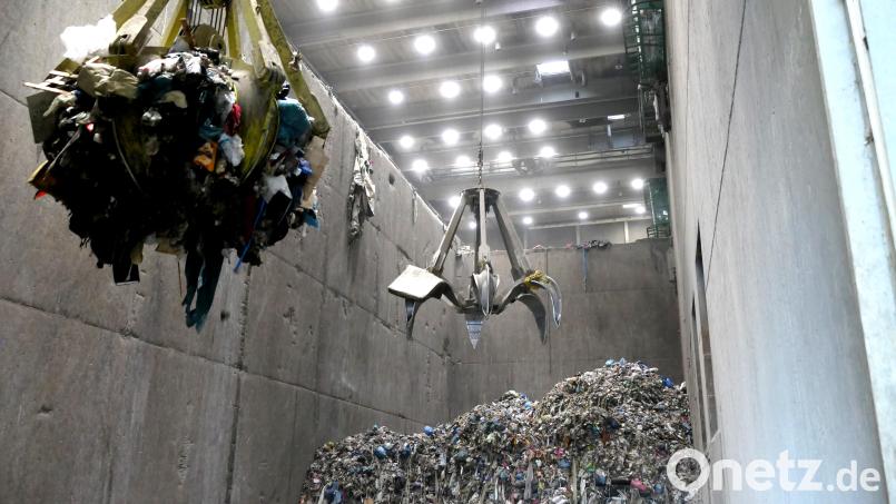 Erstrahlt dank modernster, energiesparender LED-Technik in neuem Licht: der Müllbunker im Müllkraftwerk Schwandorf. Bild: Stefan Karl/exb