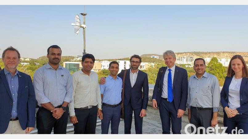 Eine Delegation der OTH besuchte das MNIT um die neuerliche Kooperation zu besiegeln. (von links): Professor Frank Späte, Dr. Aneesh Prabhakar, Dr. Kapil Pareek, Dr. Vivekanand, Professor Dr. Christoph Lindenberger, Professor Dr. Clemens Bulitta, Professor Dr. Jyotirmay Mathur und Diplom-Ingenieurin Bianca Seidel. Bild: Tino Tenson/MNIT/exb