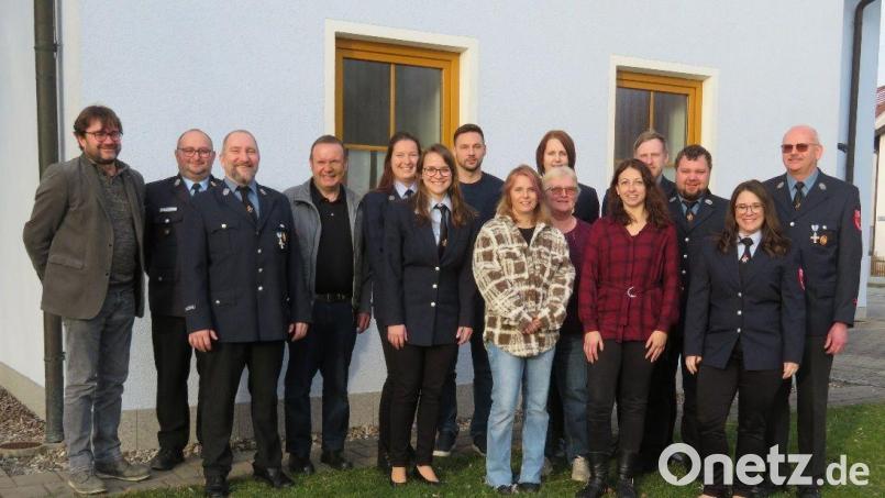 Eine ganze Reihe an Ehrungen gab es. (Von links) Bürgermeister Wolfgang Haberberger, KBM Jürgen Haider, Kommandant Ulli Preißinger, Robert Dollhopf, Tanja Wenzel, Anna-Lena Rix, Jens Priebe, Carolin Müller, Karin Mayer, Melanie Stefan, Anja Prestele, Patrick Bauer, Horst Dollhopf, Daniela Prühl und Vorstand Jürgen Gebhardt. Bild: Werner Ohla/exb