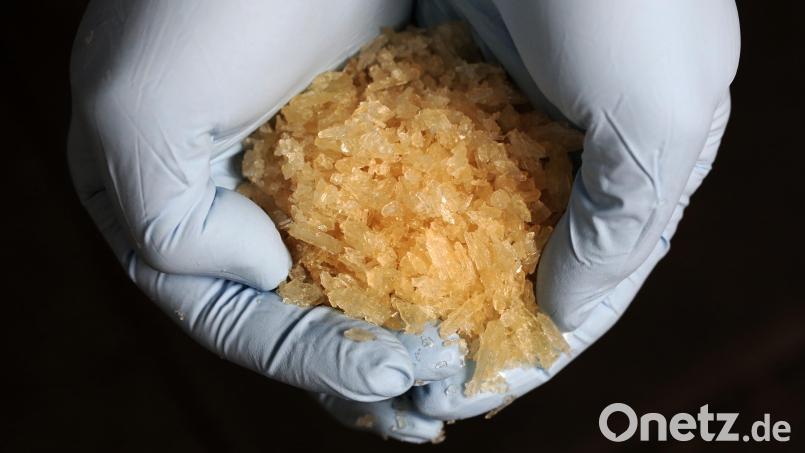 Der Angeklagte ist von Crystal Meth abhängig. Der Besitz und Erwerb der Droge brachte ihn nun erneut vor Gericht. Symbolbild: Fredrik Von Erichsen/dpa