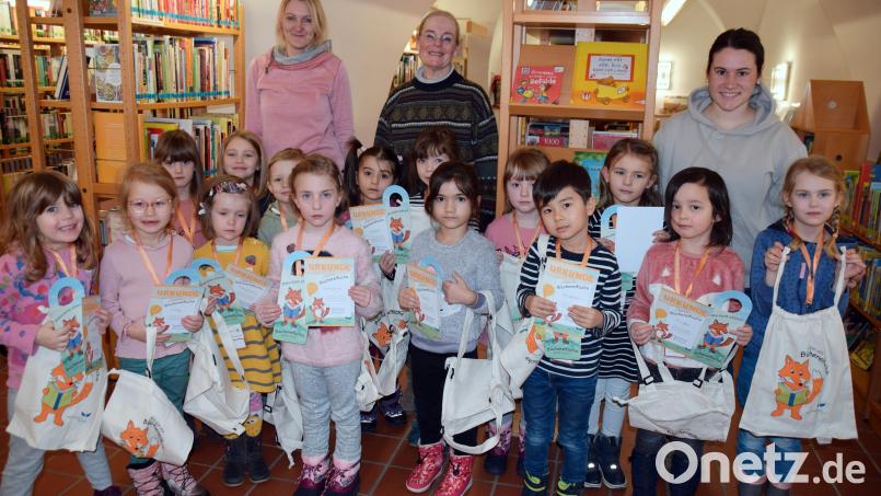 Die Vorschulkinder mit ihren Urkunden und Büchereileiterin Maria Klobes-Martin (Mitte), Kindergartenleiterin Kerstin Höller (links) und Erzieherin Yvonne Friedrich (rechts). Bild: wku