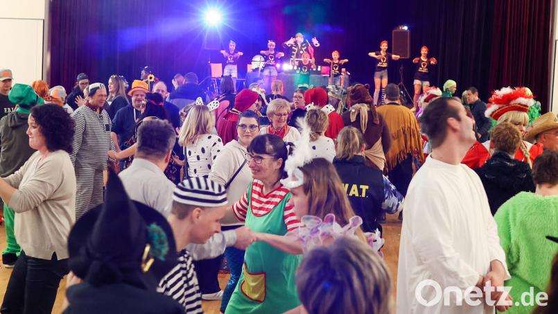 Bei der Faschingsparty von Dr. Loew Soziale Dienstleistungen herrschte Super-Stimmung in der Nabburger Nordgauhalle. Tanz und Spaß standen im Mittelpunkt. Bild: Dr. Loew Soziale Dienstleistungen/exb
