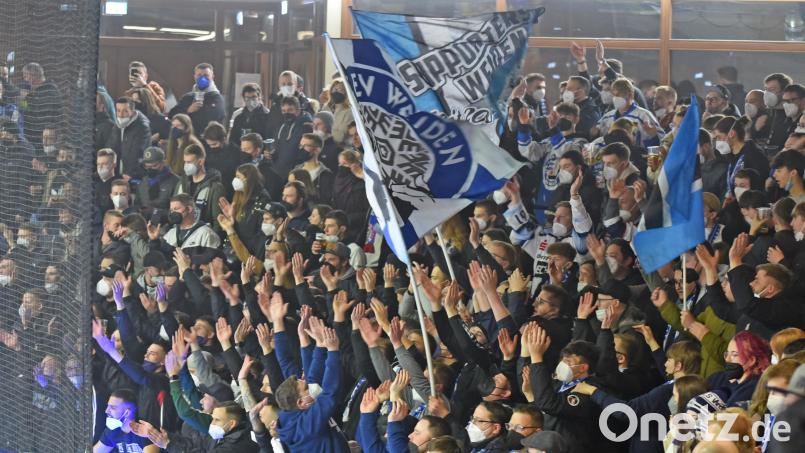 Bei einem Heimspiel der Blue Devils in Weiden überschüttete ein Fan, der dem Stadion verwiesen werden sollte, einen Stadionordner mit Bier. Archivbild: Gebert