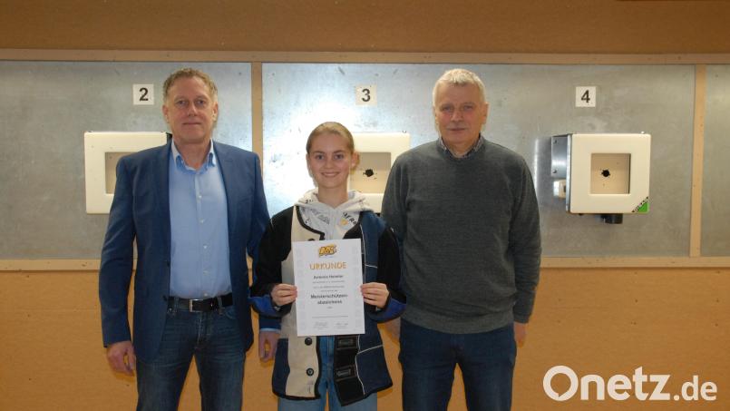 Das Meisterschützenabzeichen des Deutschen Schützenbunds ist nicht nur für die 14-jährige Antonia Heimler, sondern auch für die Sportschützen ein Erfolg. Es gratulieren Dritter Bürgermeister Mathias Huger (links) und Trainer Erwin Koller. Bild: pop