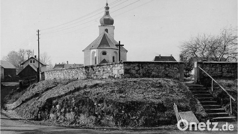 Bis 1934 war das Areal an der Kirche der Friedhof von Wiesau. Bestattet waren in den Gräbern auch die Verstorbenen aus Fuchsmühl. Bild: Archiv Werner Robl