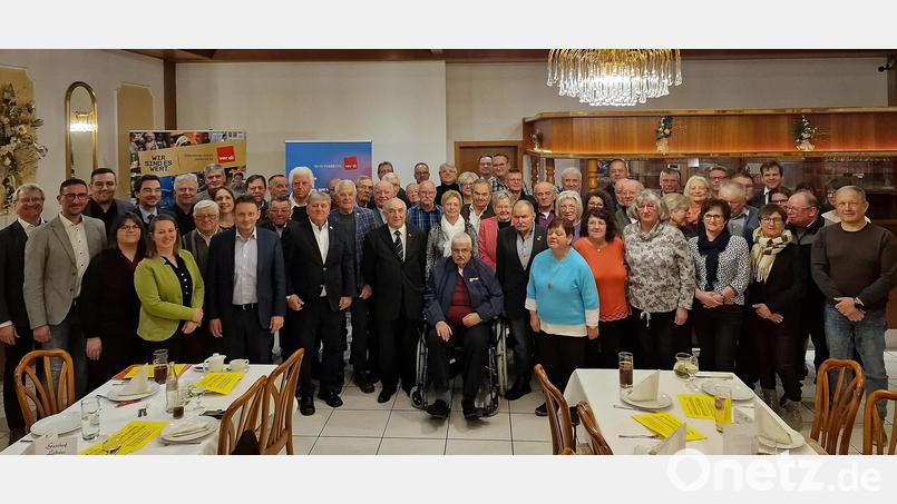 Zahlreiche Geehrte feierte die Gewerkschaft Verdi – von 70 Jahren Mitgliedschaft bis zu einem Vierteljahrhundert. Bild: R. Kreuzer