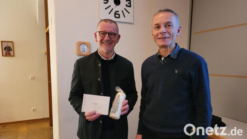 Alois Kleierl (rechts) überreichte den Waldsassener Pfarrer Thomas Vogl ein kleines Erinnerungsgeschenk. Vogl referierte in einem voll besetzten Pfarrsaal in Pfreimd über den „Synodalen Weg“ und brachte den Gläubigen diesen kirchlichen Zukunftsprozess näher Bild: Hirmer
