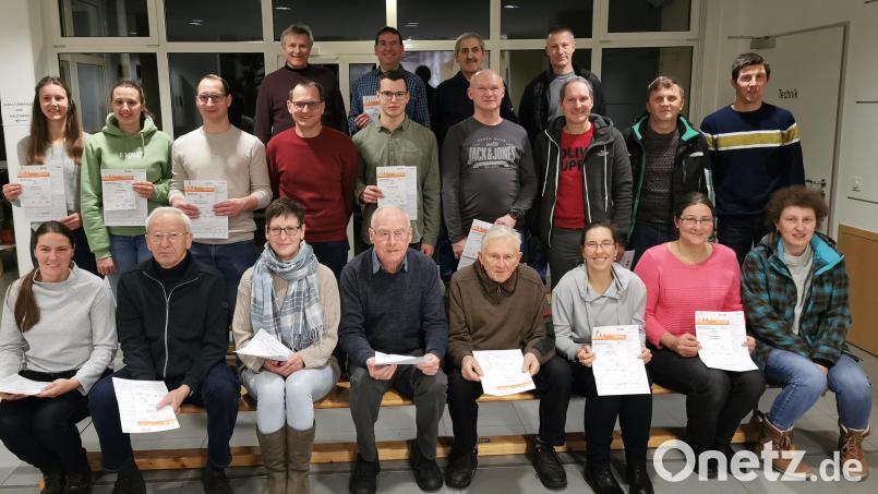 Diese Erwachsenen legten beim TSV Detag das Sportabzeichen ab. Bild: Josef Zeitler/exb