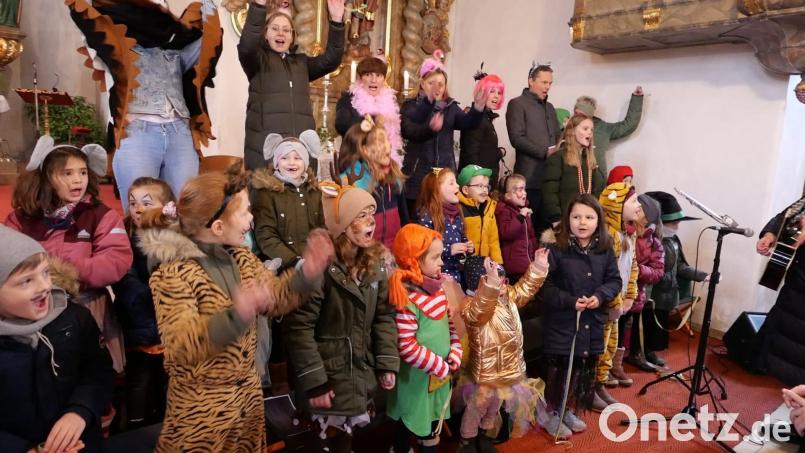 Bunt verkleidet gestaltete der Projektchor &quot;Dorfspatzen&quot; den Faschings-Familiengottesdienst der Pfarreiengemeinschaft Püchersreuth-Wurz-Wildenau in der Püchersreuther Pfarrkirche. Bild: Fütterer/exb
