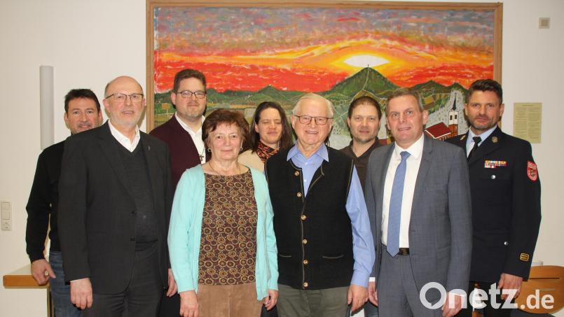 Josef Saller (Vierter von rechts) freute sich, dass er an seinem 80. Geburtstag seine Lebenspartnerin, seine vier Kinder mit ihren Familien und viele Freunde an seiner Seite hatte. Zum Gratulieren waren auch Pfarrer (Zweiter von links) sowie (von rechts) Kreisbrandmeister Andreas Brandstätter und Bürgermeister Norbert Eckl gekommen. Bild: frd