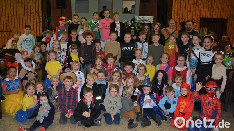 Ein volles Haus gab es am Sonntagnachmittag beim Konnersreuther Kinderfasching im Schiml-Saal. Janis Scherer und Nina Neumann (obere Reihe, von rechts) hatten das Event gemeinsam mit engagierten Eltern organisiert. Bild: jr