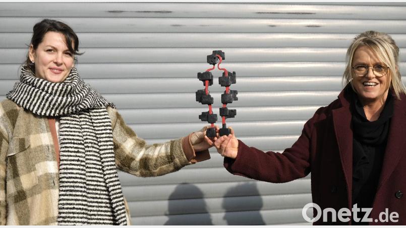 Initiatorin Anne Schleicher (links) und Künstlerin Hanna Regina Uber (rechts) präsentieren die neue Trophäe für den bayerischen Dokumentarfilmpreis. Das Wachsmodell wird im Fronberger Eisenwerk in Metall gegossen. Bild: Hirsch