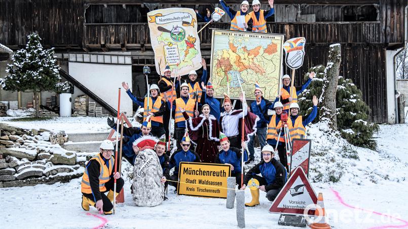 Der Elferrat des Schlüsselclubs Münchenreuth mit Prinzenpaar Veronika I. und Bernhard I. bei der Ausweisung des Münchenreuther &quot;Narrenschutzgebietes&quot;. Bild: Bernhard Eckstein/exb