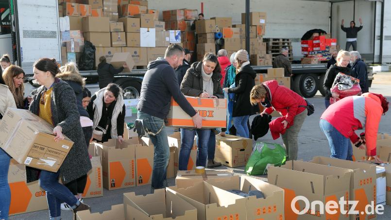Eine Abgabestelle für die Erdbeben-Opfer in der Türkei hatten &quot;Zamhaltn&quot; und &quot;Amberger Kinder helfen&quot; auf dem Dultplatz eingerichtet. Bild: Wolfgang Steinbacher