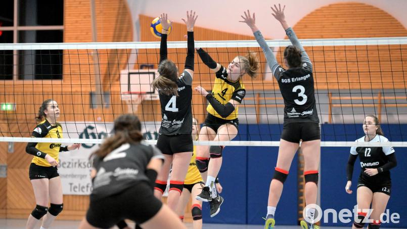 Kapitänin Julia Polito (Mitte) vom SV Hahnbach kann in dieser Szene mit einem kräftigen Schmetterschlag am Netz die Lücke im Erlanger Zweierblock finden und einen Punkt für ihre Mannschaft holen. Celine Schüll, Mira Sperber und Marie Heidlinger (von links) sind Beobachter der Szene. Bild: Hubert Ziegler