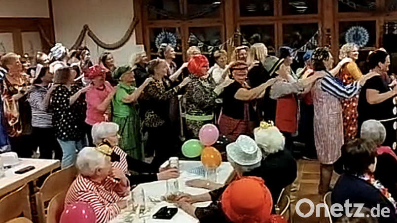 Bei einer Polonaise ziehen die Frauen beim Weiberfasching durch den Saal. Bild: R. Kreuzer
