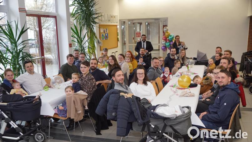 Schon mal Bekanntschaft mit dem Schulzentrum machten die Neugeborenen der drei Jahrgänge von 2020 bis 2023 beim Empfang durch die Gemeinde. Von Bürgermeister Thomas Kaufmann und Familienbeauftragter Katja Busch (stehend von links) wurden sie begrüßt und bewirtet. Bild: bkr