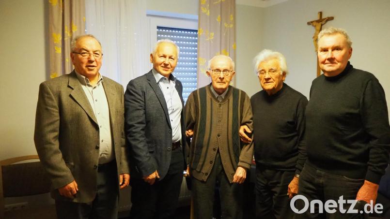 Pfarrer Josef Schön (Mitte) erhält zu seinem 85. Geburtstag Besuch von ehemaligen ehrenamtlichen Mitarbeiter der Pfarrei Luhe. Bild: mue