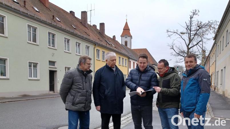 Fraktionsvorsitzender Daniel Hutzler (Mitte) zeigt im ISEK seinen Fraktionskollegen (von links) Gerald Dagner, Reinhold Strobl, Christian Hartmann und Uwe Bergmann die Gestaltungvorschläge zur Hauptstraße auf. Bild: u