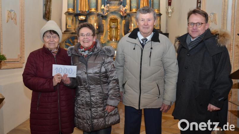 Margarete (links) und Helmut Braun (Zweiter von rechts) erhalten von Christa Wildenauer (Zweite von links) 1000 Euro für Blumenschmuck. Dekan Alexander Hösl (rechts) dankt dem Mesner-Ehepaar für den Dienst. Bild: dob