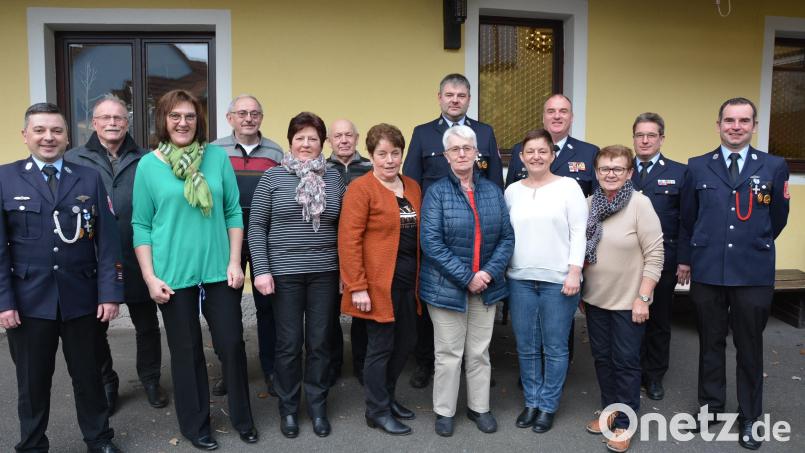 Zahlreiche langjährige Mitglieder ehrte die Feuerwehr Konnersreuth. Im Bild (vorne, von links) Kommandant Stefan Kreuzer, Helga Einsporn, Rosemarie Bächer, Edith Trießl, Maria Grillmeier, Bettina Sölch, Maria Wolfrum und Vorsitzender Sven Jäger sowie (hinten, von links) Bürgermeister Max Bindl, Otto Grillmeier, Konrad Köstler, Konrad Riedl sowie Kreisbrandmeister Wolfgang Wedlich und Kreisbrandinspektor Stefan Gleißner. Bild: jr