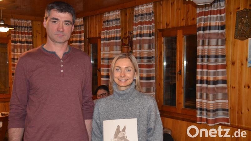 Vorsitzender Thomas Karger ehrte Katrin Scherle für ihr Ehrenamt als Jugendwartin. Bild: ak