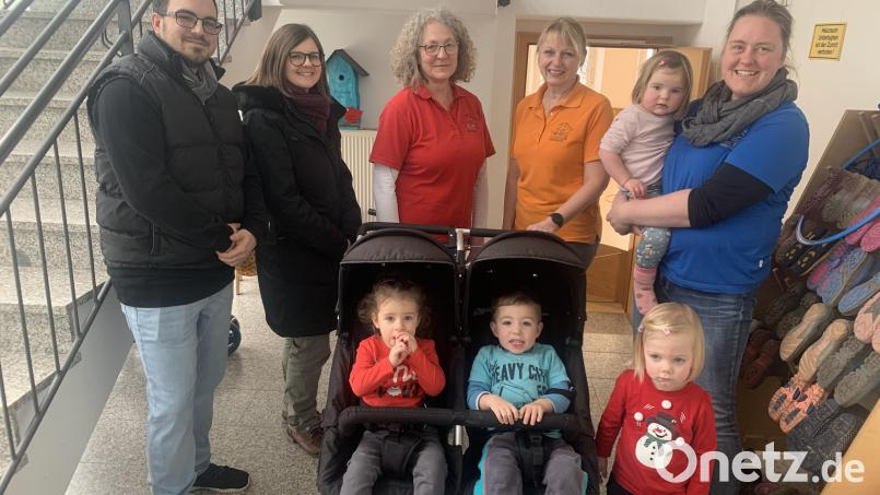 Michael Krall, Jenny Schmid, Alexandra Hansbauer, Christine Sparrer und Melanie Windschiegl (von links) bei der Übergabe der Spenden. Bild: tok
